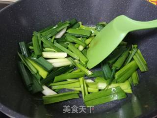 蒜苗焖客家豆腐的做法步骤：4