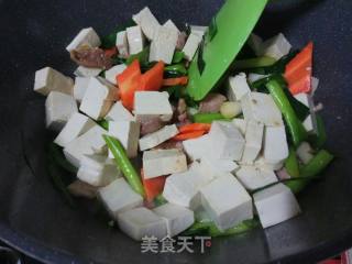 蒜苗焖客家豆腐的做法步骤：6