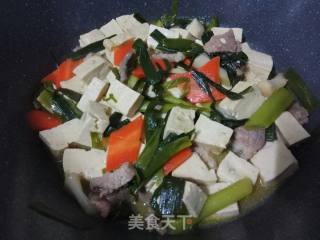 蒜苗焖客家豆腐的做法步骤：9