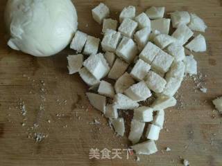 炒馒头~五香鸡蛋馒头丁的做法步骤：2