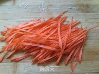 【天津】胡萝卜清炒金针菇的做法步骤：1