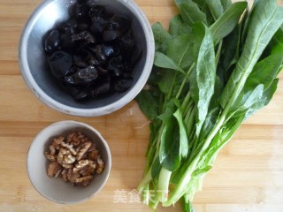【天津】菠菜木耳拌核桃仁的做法步骤：1