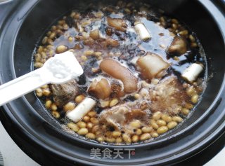 【烟台】黄豆焖猪蹄的做法步骤：5
