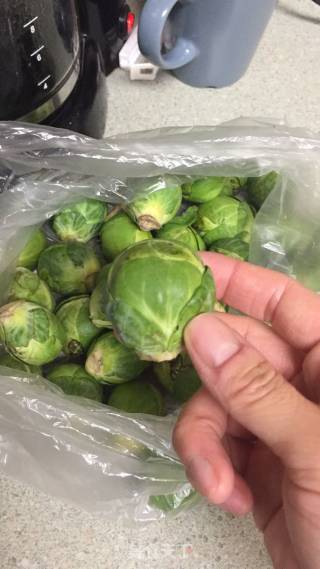 清炒小圆白菜培根的做法步骤：1