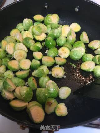 清炒小圆白菜培根的做法步骤：3