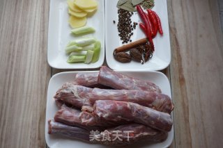 【天津】麻辣卤鸭脖的做法步骤：1