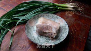 【四川】蒜苗回锅肉的做法步骤：1