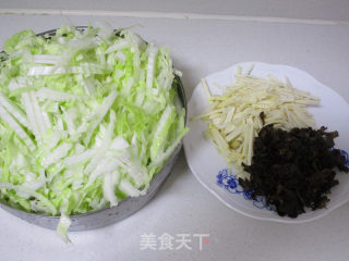 【上海】黄芽菜肉丝春卷的做法步骤：1