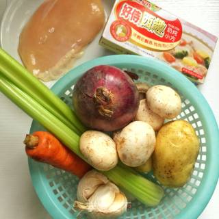 【广东】鸡肉鲜蔬奶油浓汤的做法步骤：1
