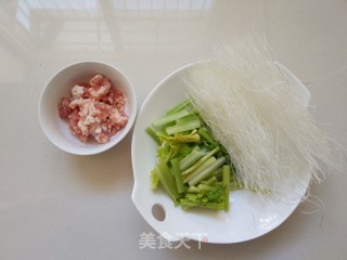 【山东】肉末粉丝炒芹菜的做法步骤：1