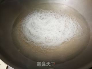 【烟台】粉丝拌菠菜的做法步骤：1