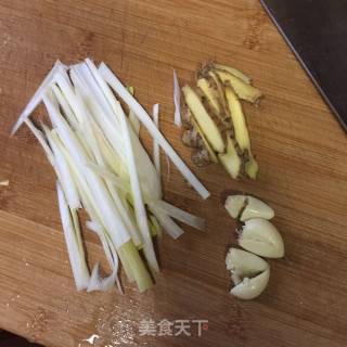 【金华】萝卜丝鲫鱼汤的做法步骤：2