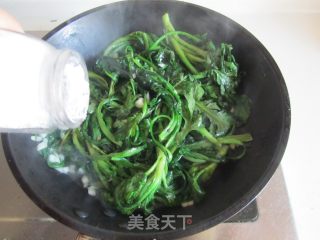【湖北】蒜蓉炒茼蒿的做法步骤：4