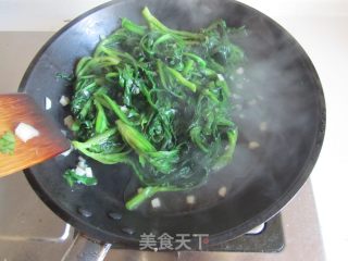 【湖北】蒜蓉炒茼蒿的做法步骤：5