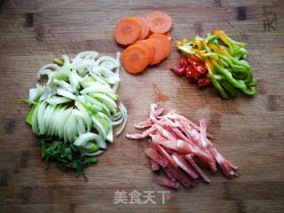 【烟台】葱爆肉骨汤面的做法步骤：1