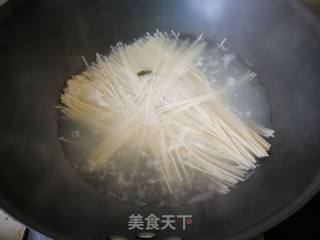 【烟台】葱爆肉骨汤面的做法步骤：2