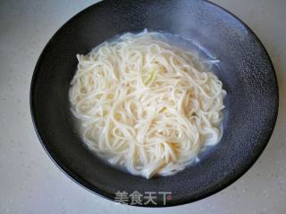 【烟台】葱爆肉骨汤面的做法步骤：3