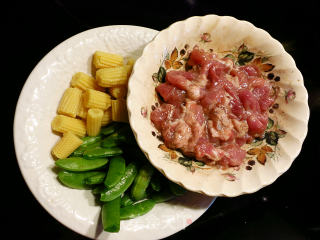 【广东】甜豆小炒肉的做法步骤：1