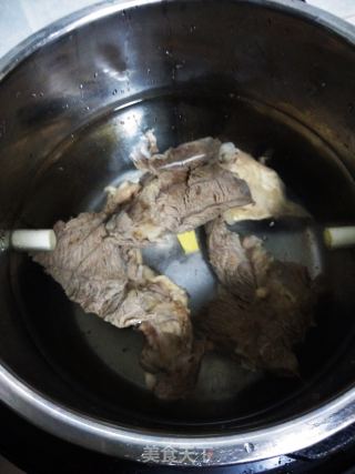 【四川】红萝卜烧牛肉的做法步骤：2