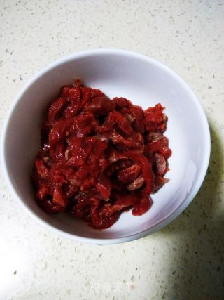 【四川】芹菜炒牛肉丝的做法步骤：1