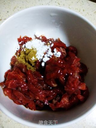 【四川】芹菜炒牛肉丝的做法步骤：2