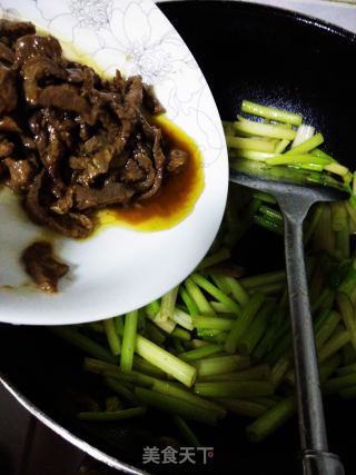 【四川】芹菜炒牛肉丝的做法步骤：8