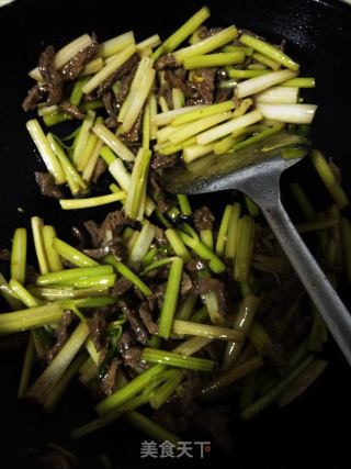 【四川】芹菜炒牛肉丝的做法步骤：9