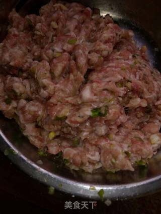 鸡蛋皮饺子的做法步骤：1