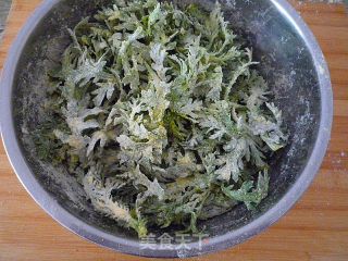 粉蒸茼蒿的做法步骤：3