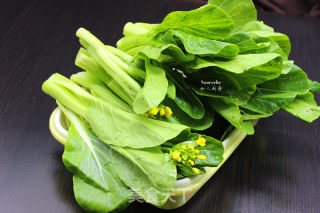节后刮油，白灼菜心的做法步骤：1
