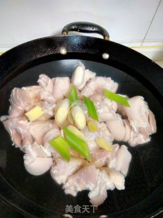 腐乳烧蹄膀的做法步骤：2