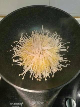 【辽宁】剁椒金针菇鸡蛋饼的做法步骤：1