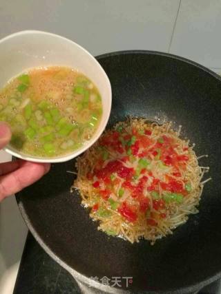 【辽宁】剁椒金针菇鸡蛋饼的做法步骤：4