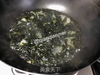 【山东】清鲜紫菜蛋花汤的做法步骤：2