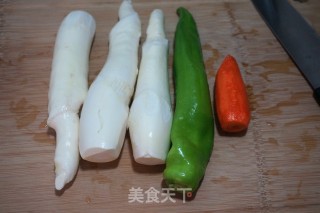 【北京】素炒茭白胡萝卜的做法步骤：1