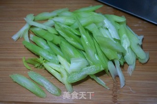 【北京】香肠炒芹菜的做法步骤：2