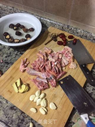 小鸡炖蘑菇的做法步骤：1