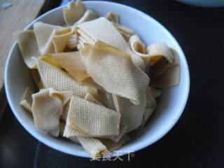 【东北】干豆腐烩尖椒的做法步骤：1