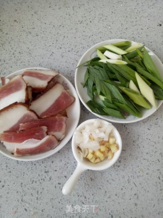 【天津】蒜苗炒腊肉的做法步骤：1