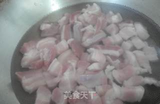 【东北】东北红烧肉炖粉条的做法步骤：2