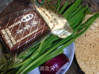 【河北】蛋干韭菜炒薄脆的做法步骤：1
