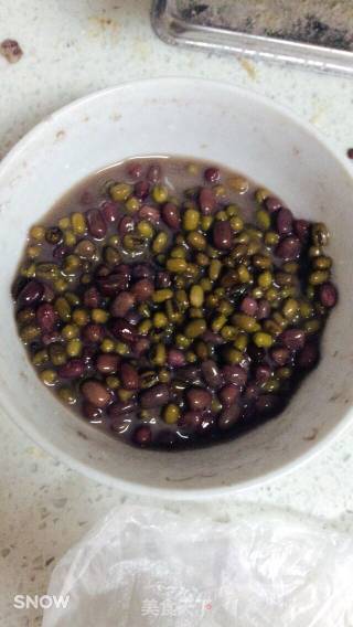 芝麻糯米豆沙馅团子的做法步骤：1