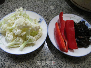 【宁波】黑木耳红椒炒花菜的做法步骤：1