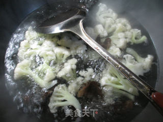 【宁波】黑木耳红椒炒花菜的做法步骤：3
