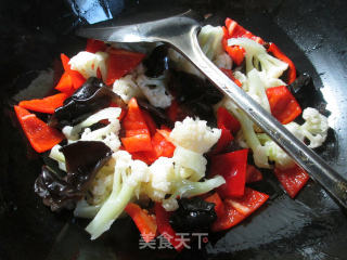 【宁波】黑木耳红椒炒花菜的做法步骤：5