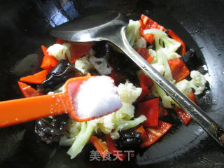 【宁波】黑木耳红椒炒花菜的做法步骤：7