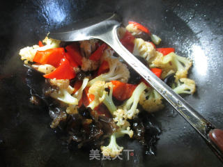 【宁波】黑木耳红椒炒花菜的做法步骤：8