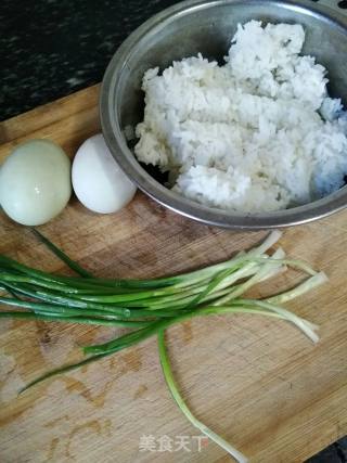 咸鸭蛋炒饭的做法步骤：1