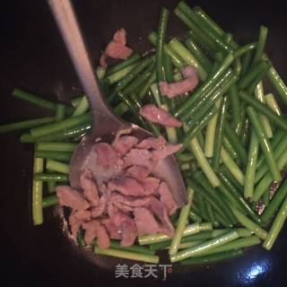 蒜苗炒肉丝的做法步骤：2