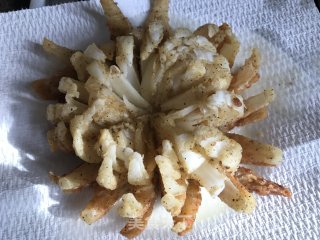 酥炸洋葱花的做法步骤：8